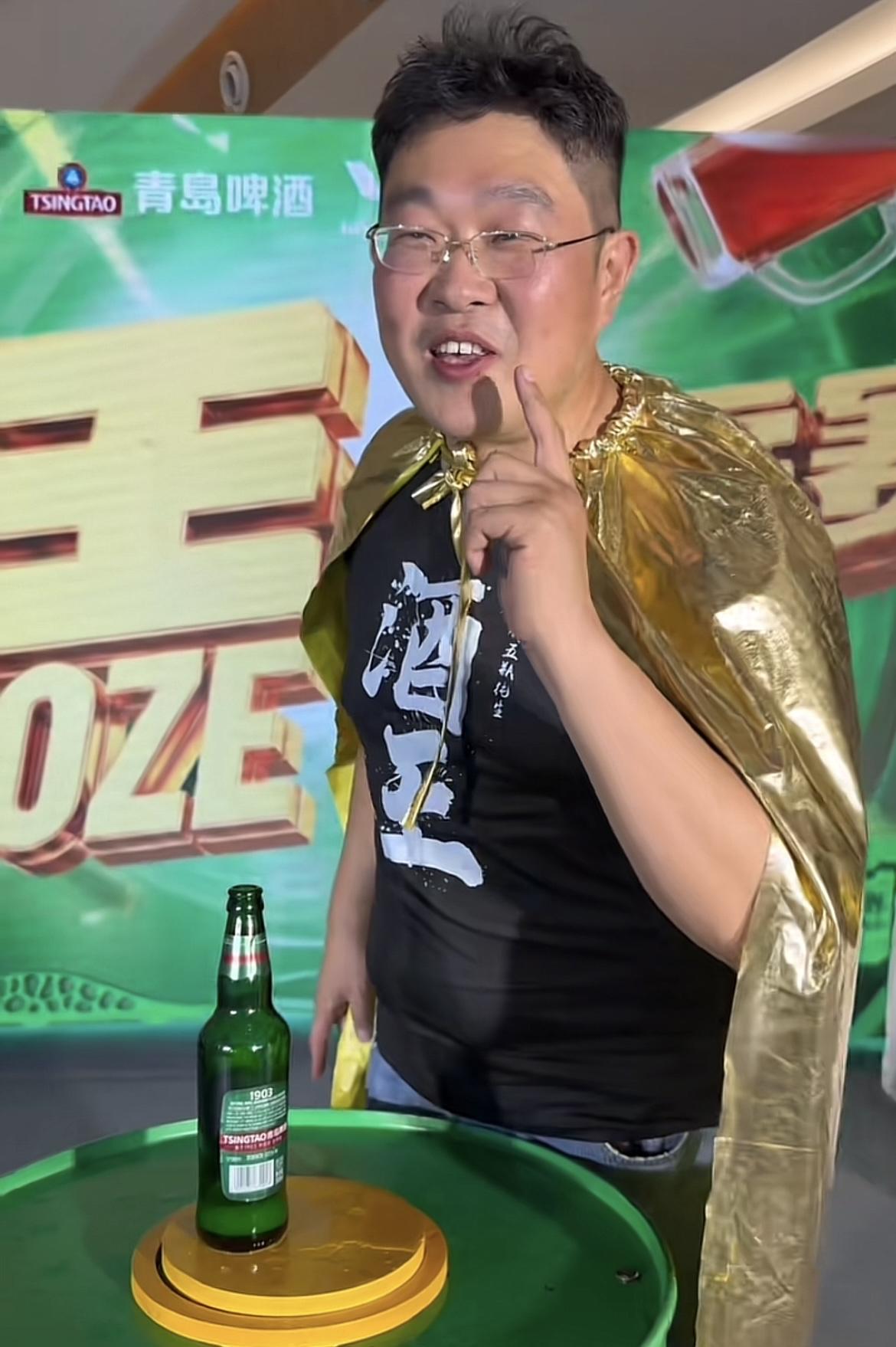 够狂了！山东青岛，啤酒节现场，酒王任光超再次发起挑战：你们行吗？不服来战！已经连