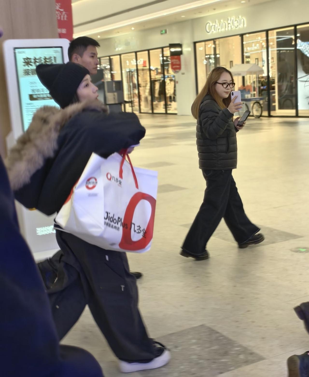 长沙杉杉奥莱偶遇何洁，她瘦了好多本人一点儿也不胖!虽然何洁个子不高但五官长得很