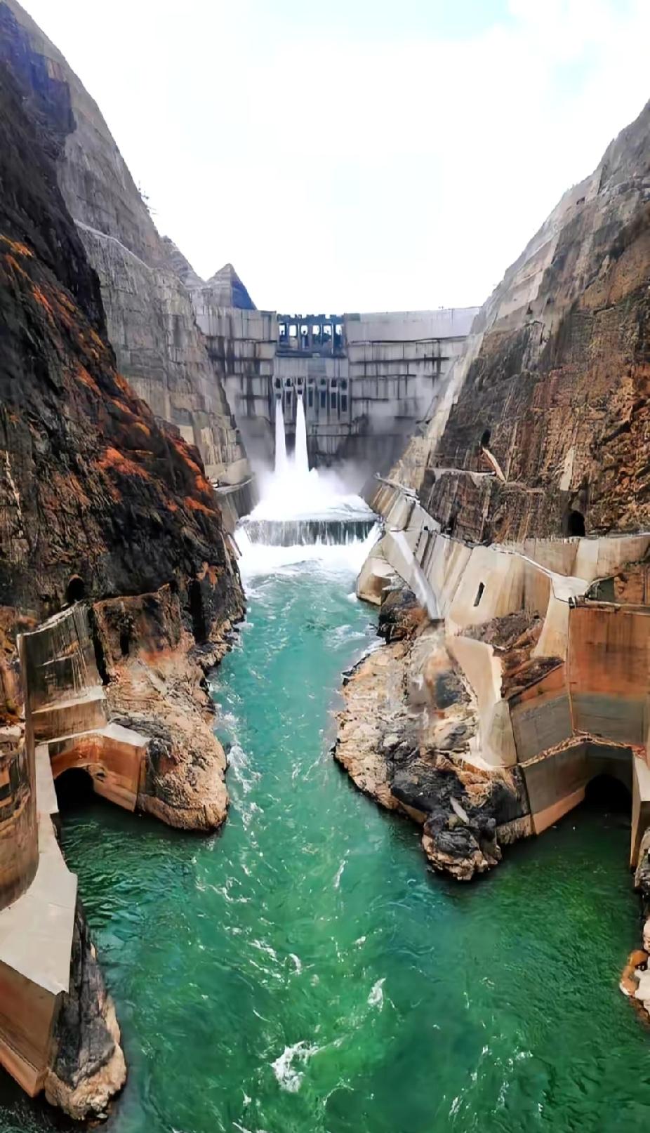 熊猫基建又一次创造了让人惊叹的成绩！西方专家之前就说过白鹤滩水电站“不可能”建