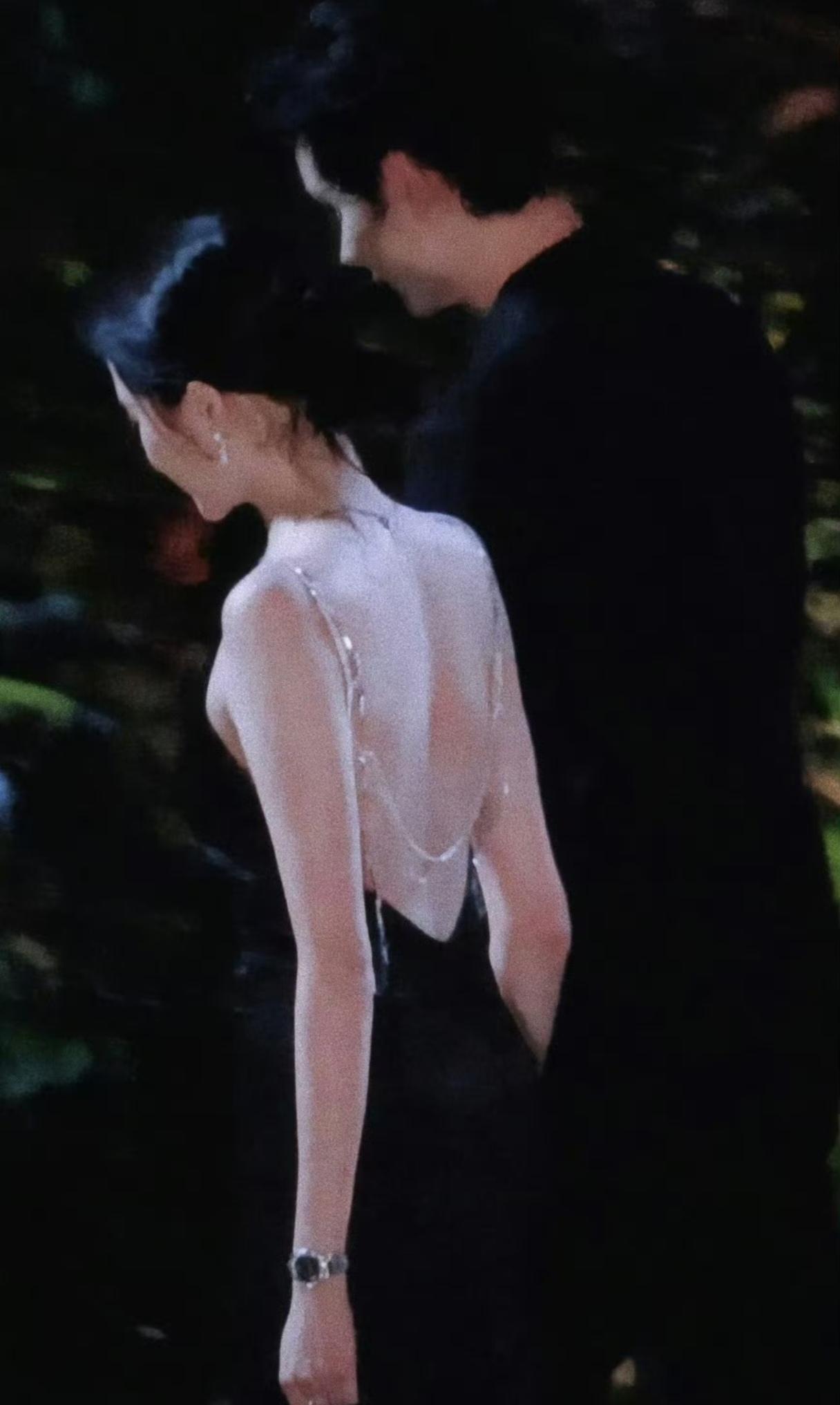 让我们一起说:谢谢鹿晗！不是谢他澄清了和司晓迪的事情，而是谢他，让关晓彤迎来