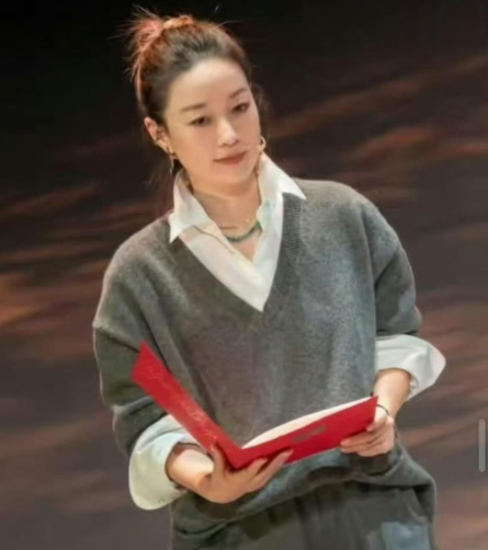 马伊琍全新发型清爽亮眼，气质焕然一新！49岁的状态宛若三十岁，风韵出众，颜值气质