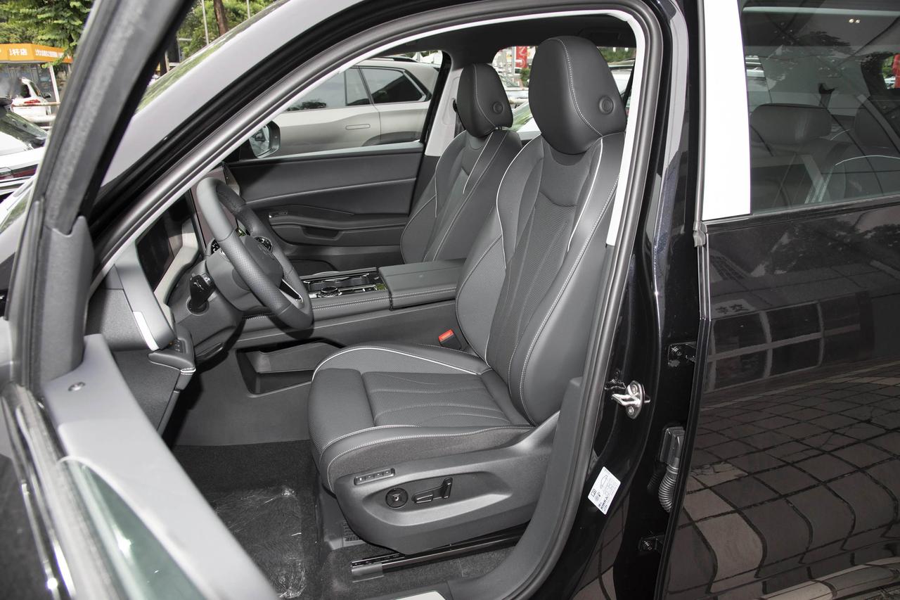 同学老李今天请我们吃饭，原因就是他换了台新车，途昂pro！吃饭的时候，我们都