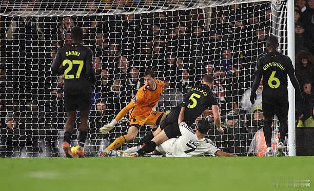 赛前就说过，桑德兰这个队是个神经刀。面对领头羊阿森纳，黑猫可以发疯了一般拼命用爪