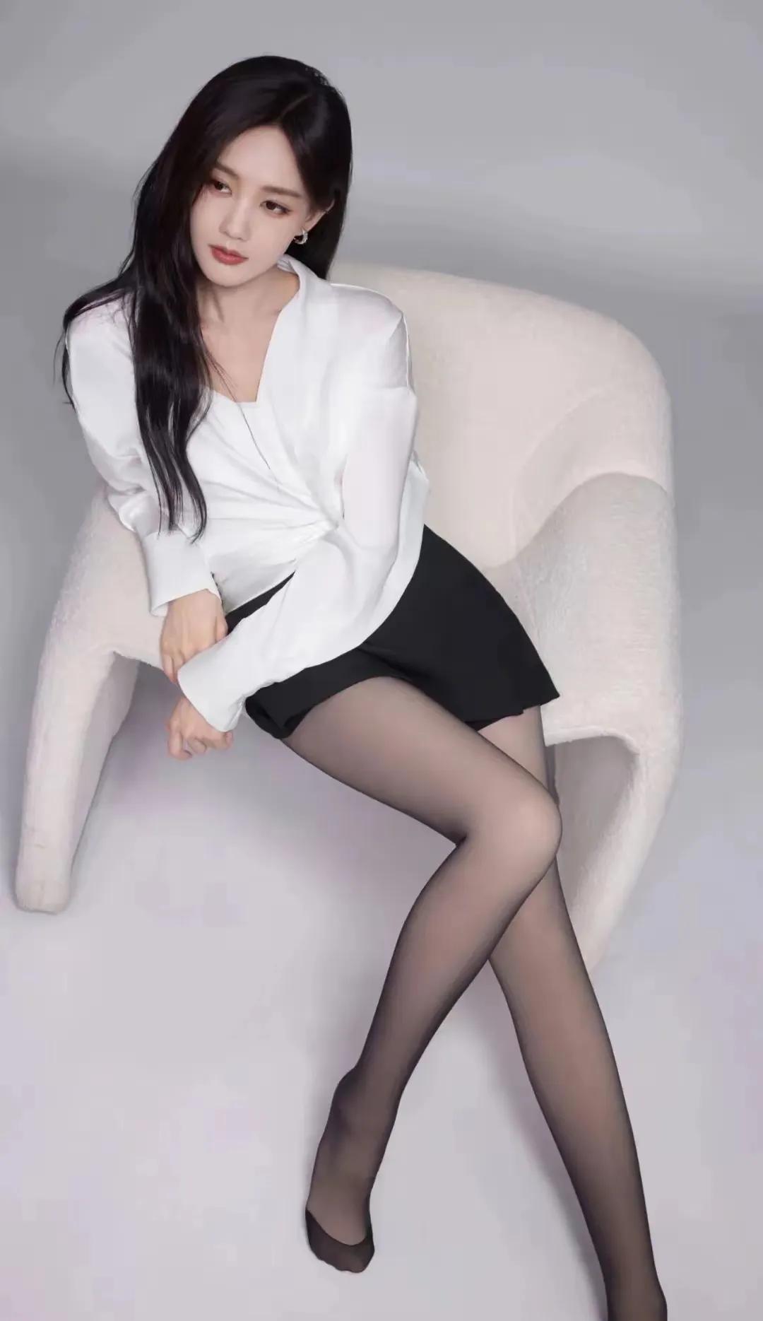 李一桐这身材无敌啦！乌黑靓丽的大卷发，身材窈窕，气质典雅，妥妥的女神一枚！她雪