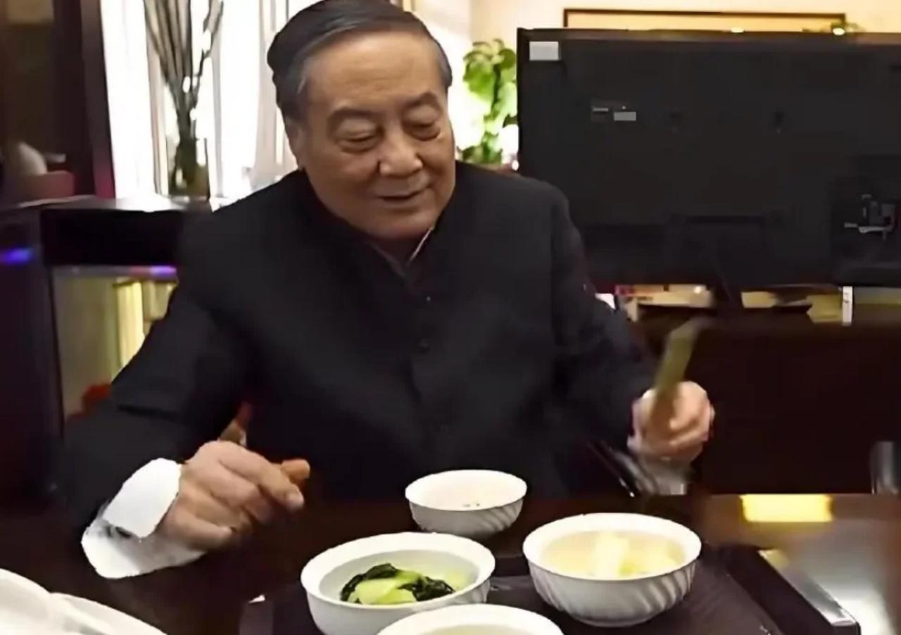 我相信宗老生活中是简朴的，一顿饭是几块钱就够了。这有什么好怀疑的？其他的是其他的