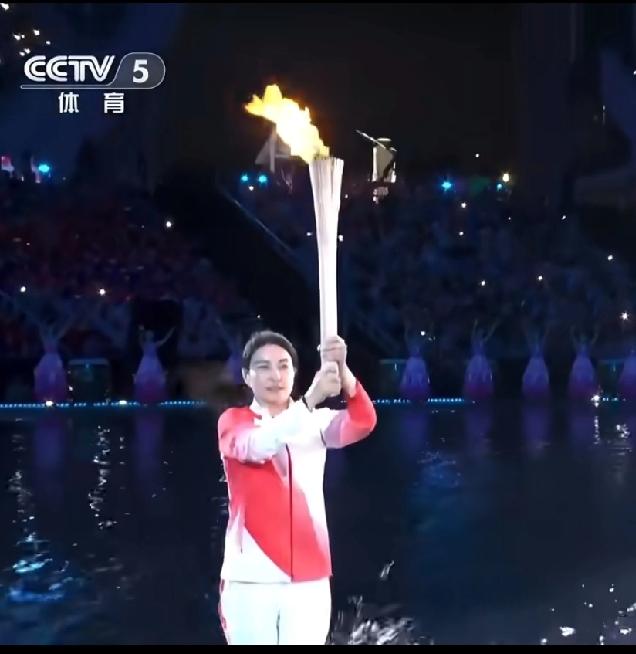 救命！郭晶晶这淡定劲儿谁能比啊？视力受影响还能稳稳交火炬，换我早手忙脚乱了，