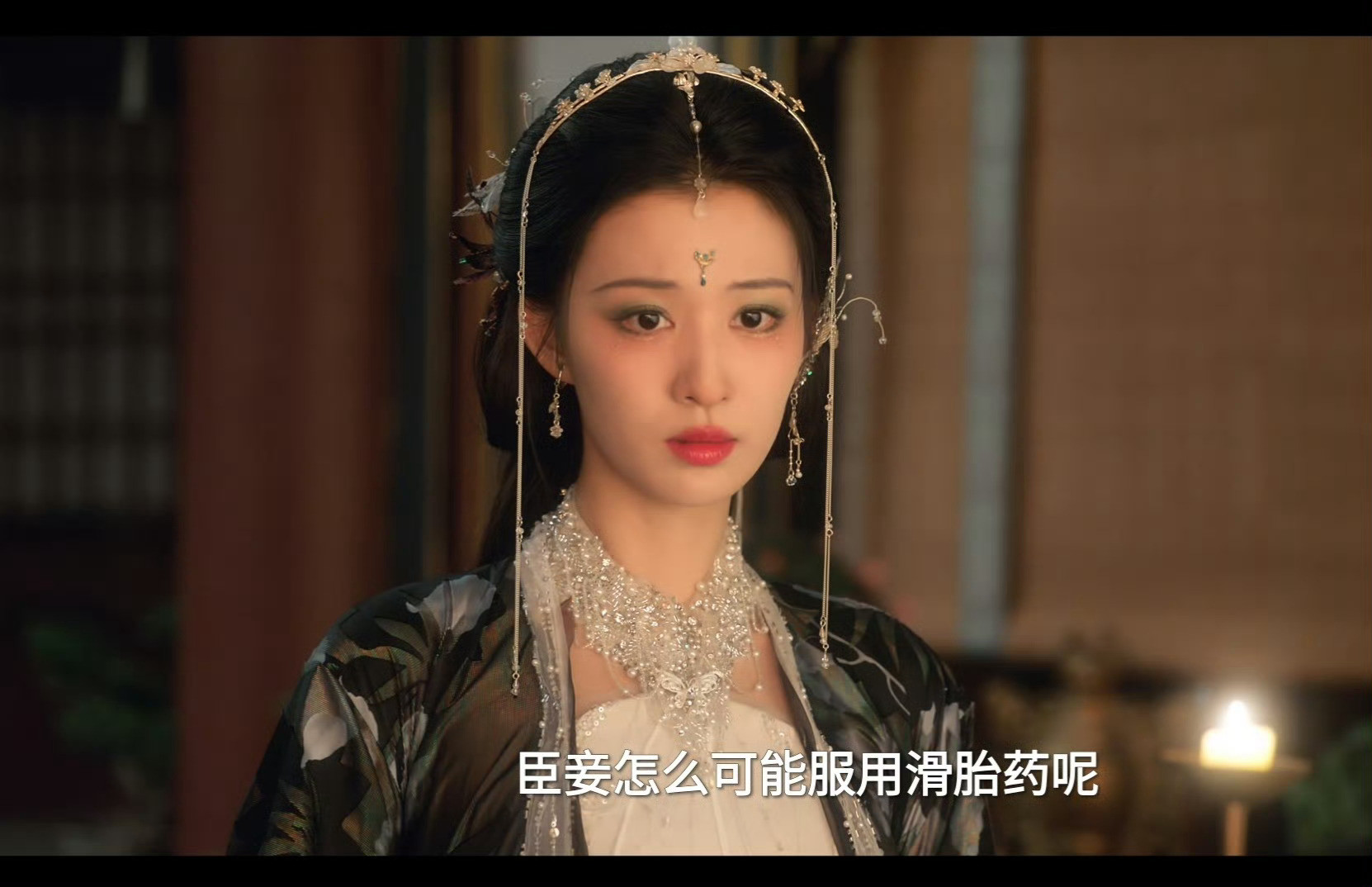 非常现代的妆照，差点看成在婚纱外面裹一件皮衣