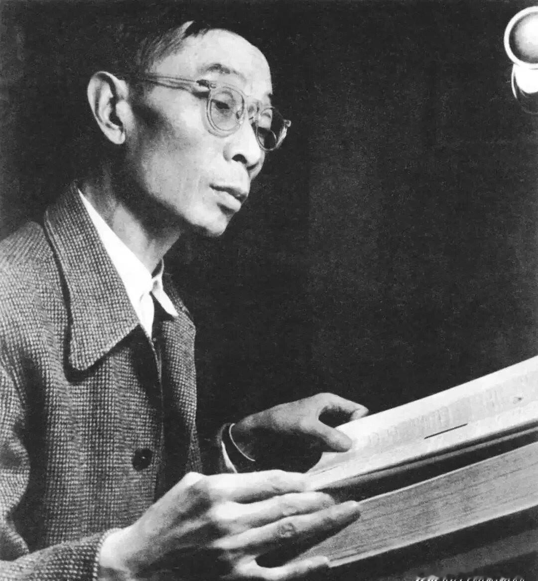 1966年，傅雷夫妇去世，骨灰却无人认领。一江姓女子冒死领走并妥善安置。多年后，