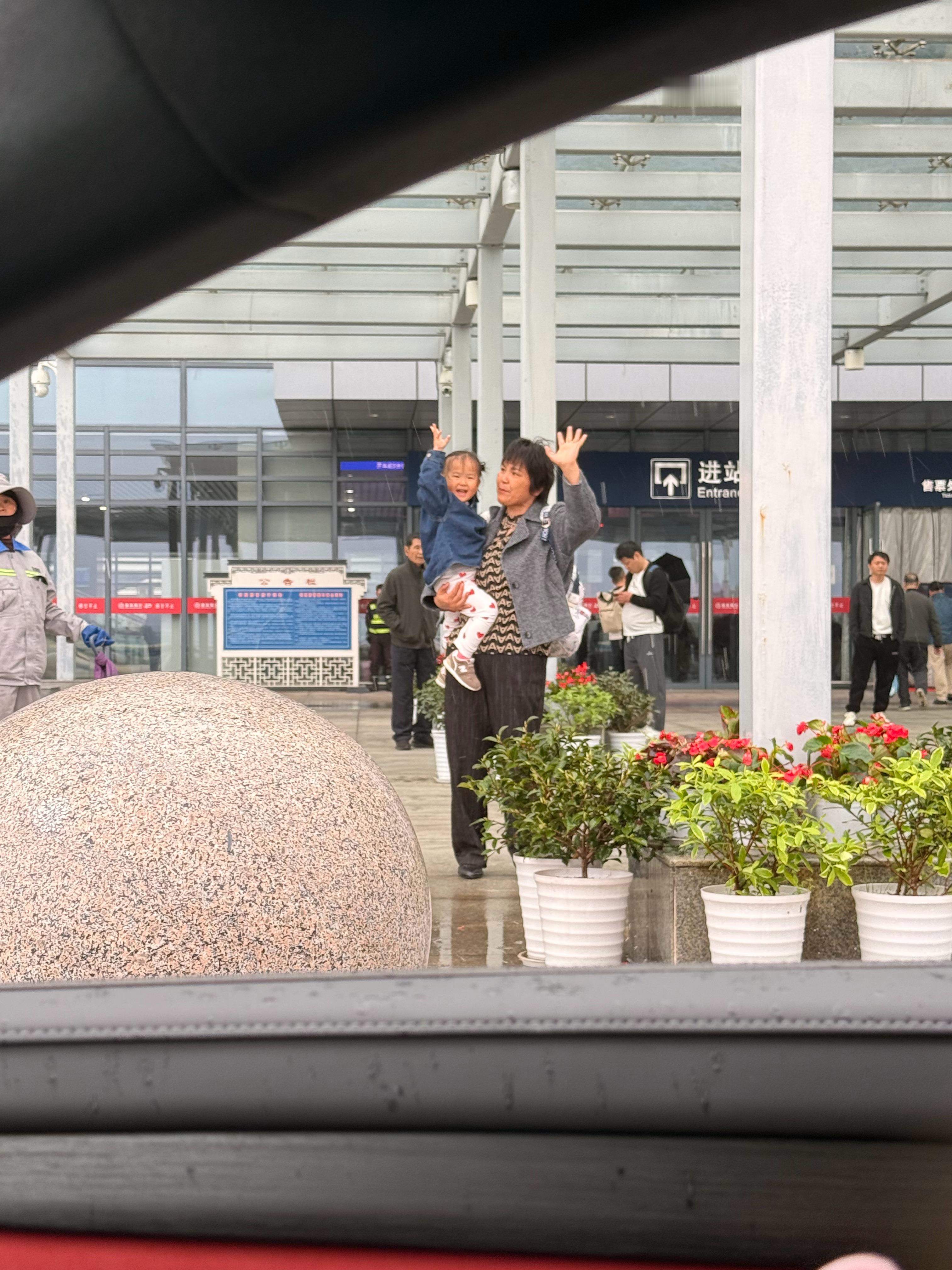 给我儿媳妇送走了。她要去日本了