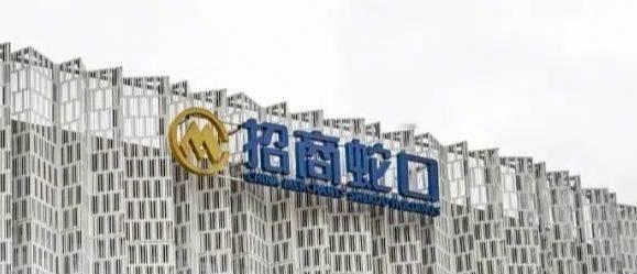 七八万一平的酒桌上，名校高管、分管城建的副区长，对一个普通女员工伸了手。结果呢
