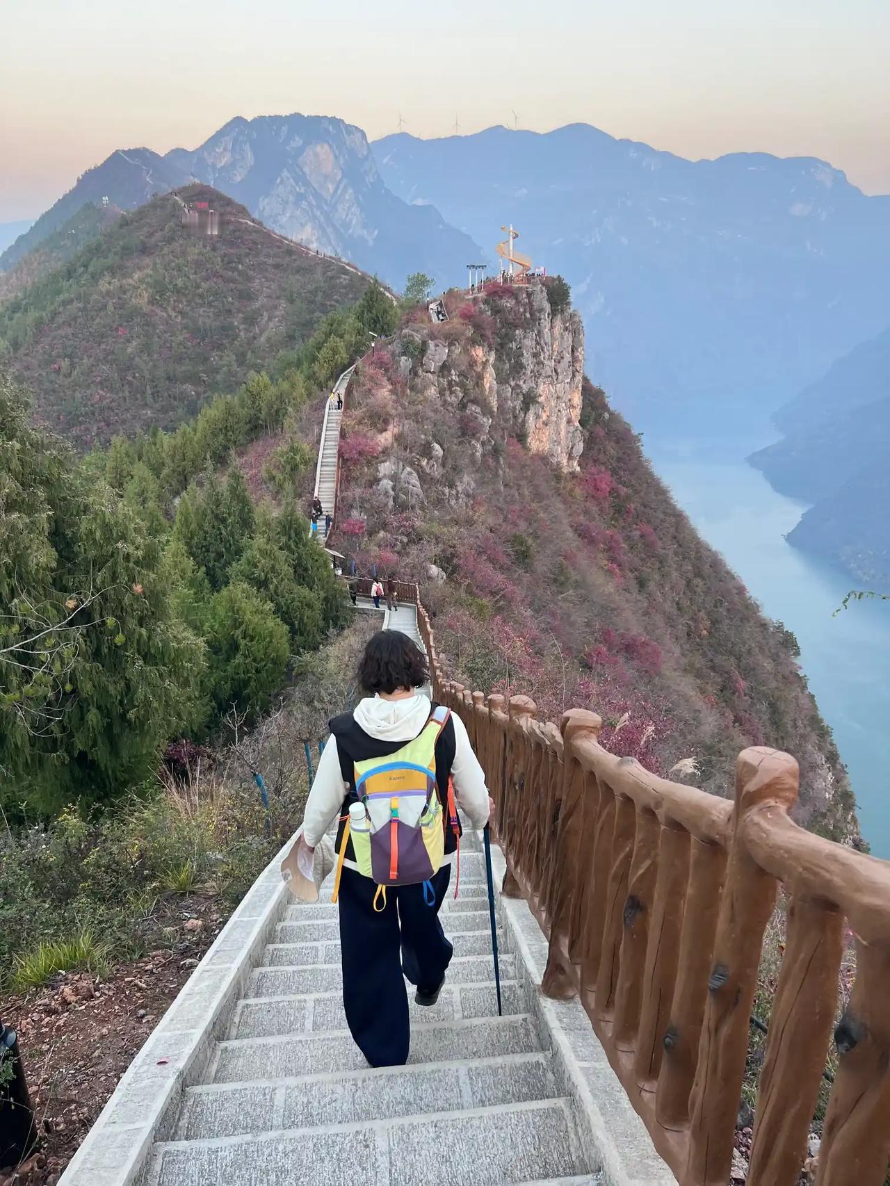 去三峡龙脊徒步，选正穿还是反穿可得好好琢磨。之前一个户外群组织反穿，那全程下坡，