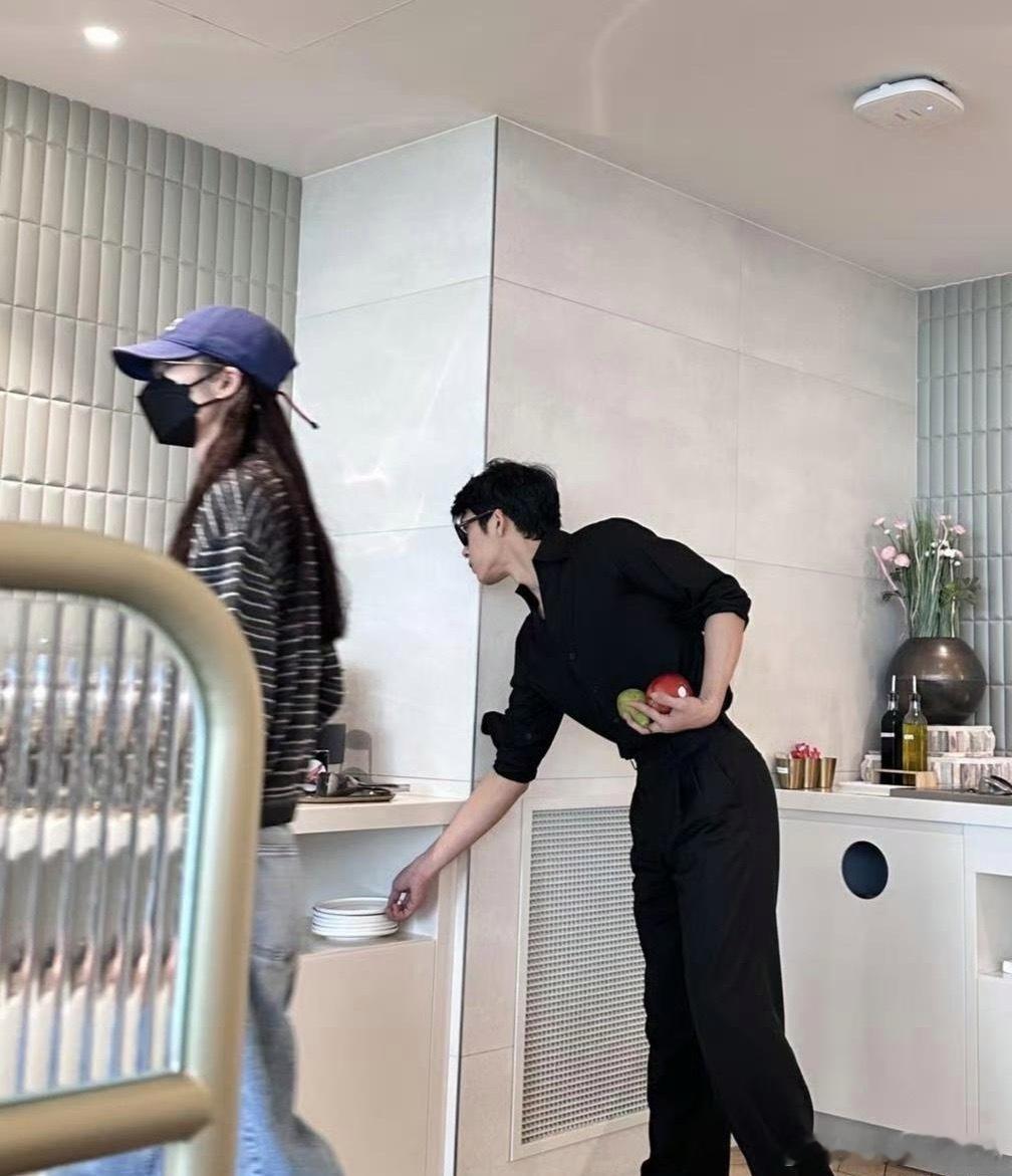 才知道原来井柏然和超模在一起是这样的禁欲感。