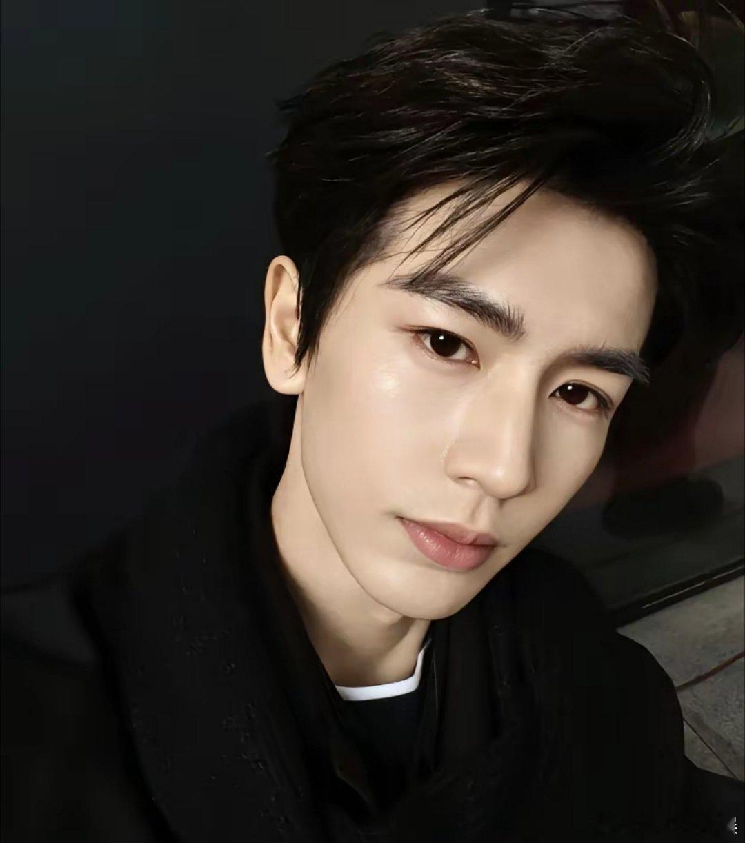 金靖怀孕，全剧组最后一个知道，但第一个发现的却是张凌赫，他把完脉一言不发，就因为