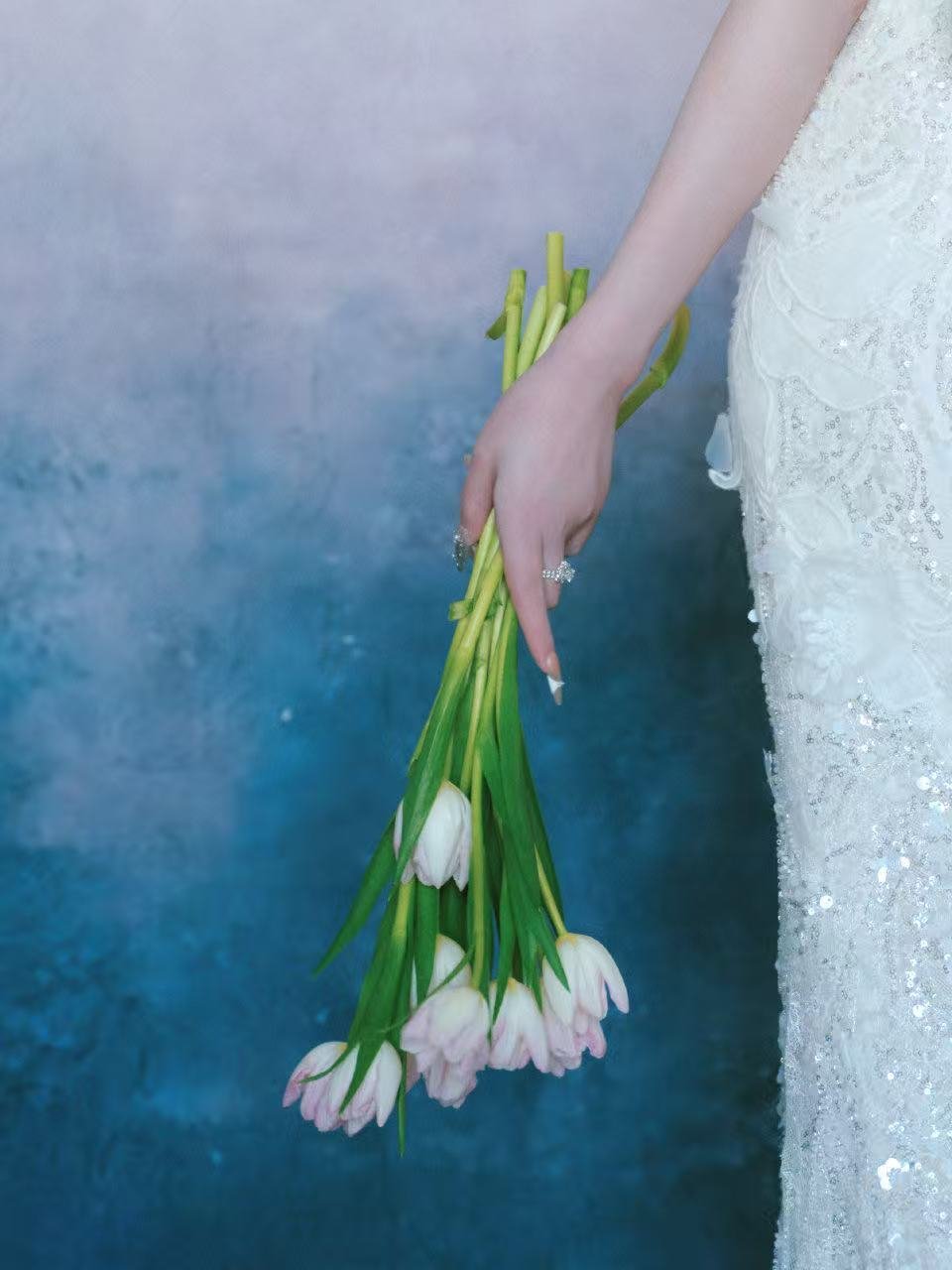 时尚32周年时尚之夜孔雪儿一袭挂脖鱼尾白纱亮相，清冷氛围感拉满。时尚灵感解读