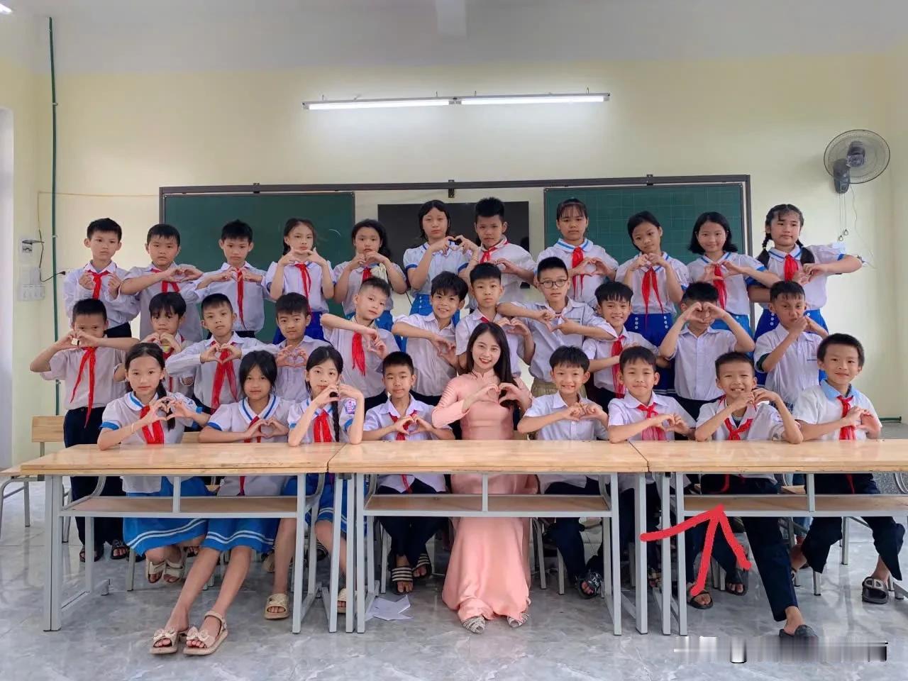 越南的老师个个都是年轻的漂亮美女。孩子们和老师一起拍合照，以此来纪念。可能全世