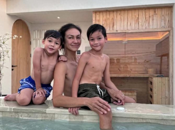 知名女星赤裸上身，和俩儿子合照，身材火辣，出圈，网友：毫无边界感。这几天，一组家