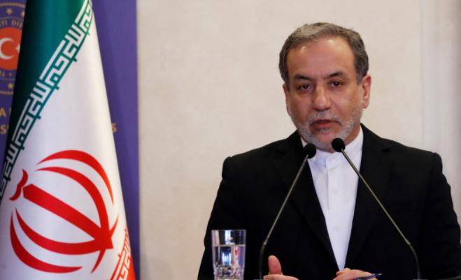 所有人都在等伊朗宣布全面开战，结果伊朗外长坐进了美媒的摄影棚。他没有喊口号，没有