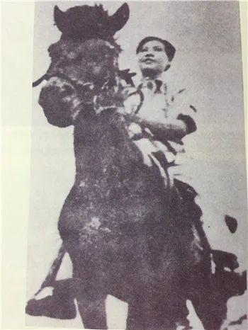 1940年4月26日，怀有三个月身孕的李林，双手持枪伏于马背，交替射击，迅速击毙