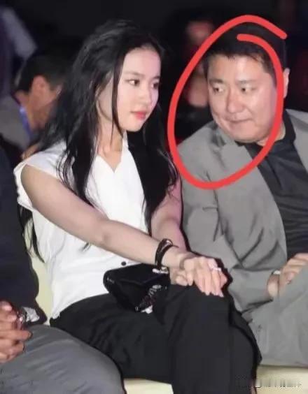 哪怕见到倾国倾城的大美女、国色天香的大明星，内心再激动再澎湃，但在公众场合还是稍