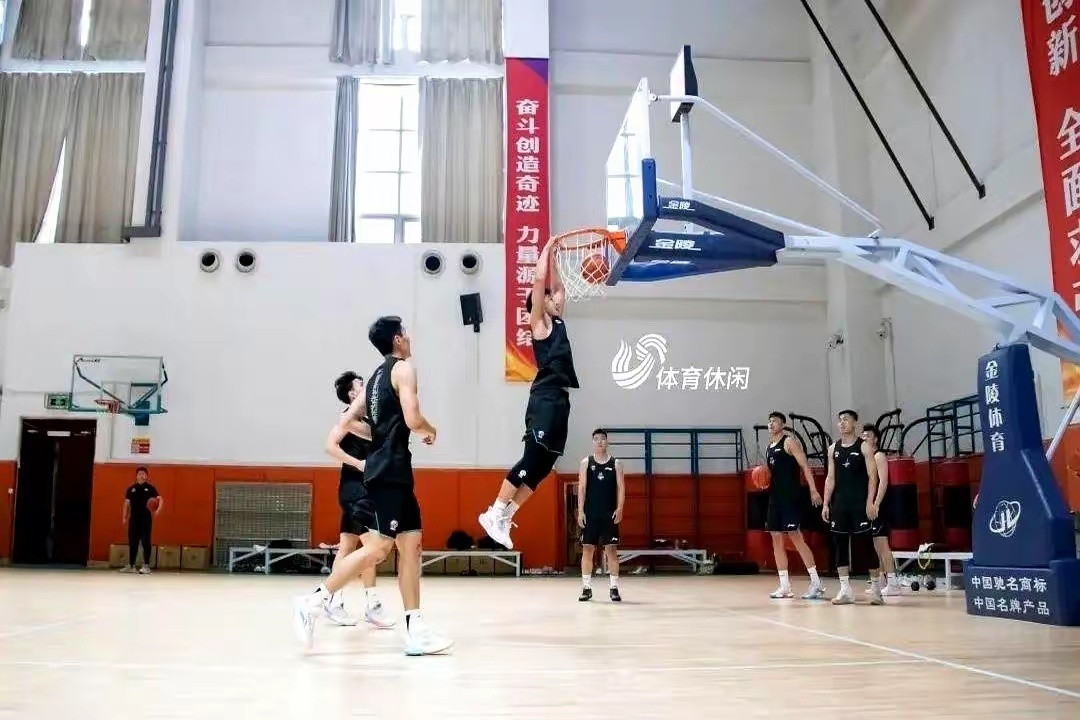 山东高速男篮在集中之后，除了之前四名队员离队，高诗岩在国家队，谢智杰请假康复，年