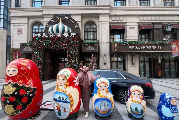 天津·环宇天地·喀秋莎西餐厅虽然外面的商业街没人，可不妨碍这家餐厅里面人山人海