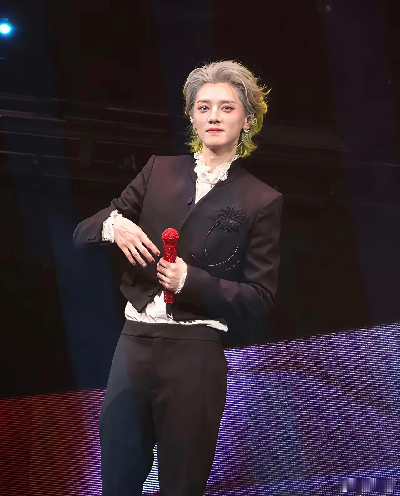 谁懂鹿晗演唱会的含金量？​不是顶流放弃了鹿晗，而是鹿晗放弃了顶流。35岁男歌手全