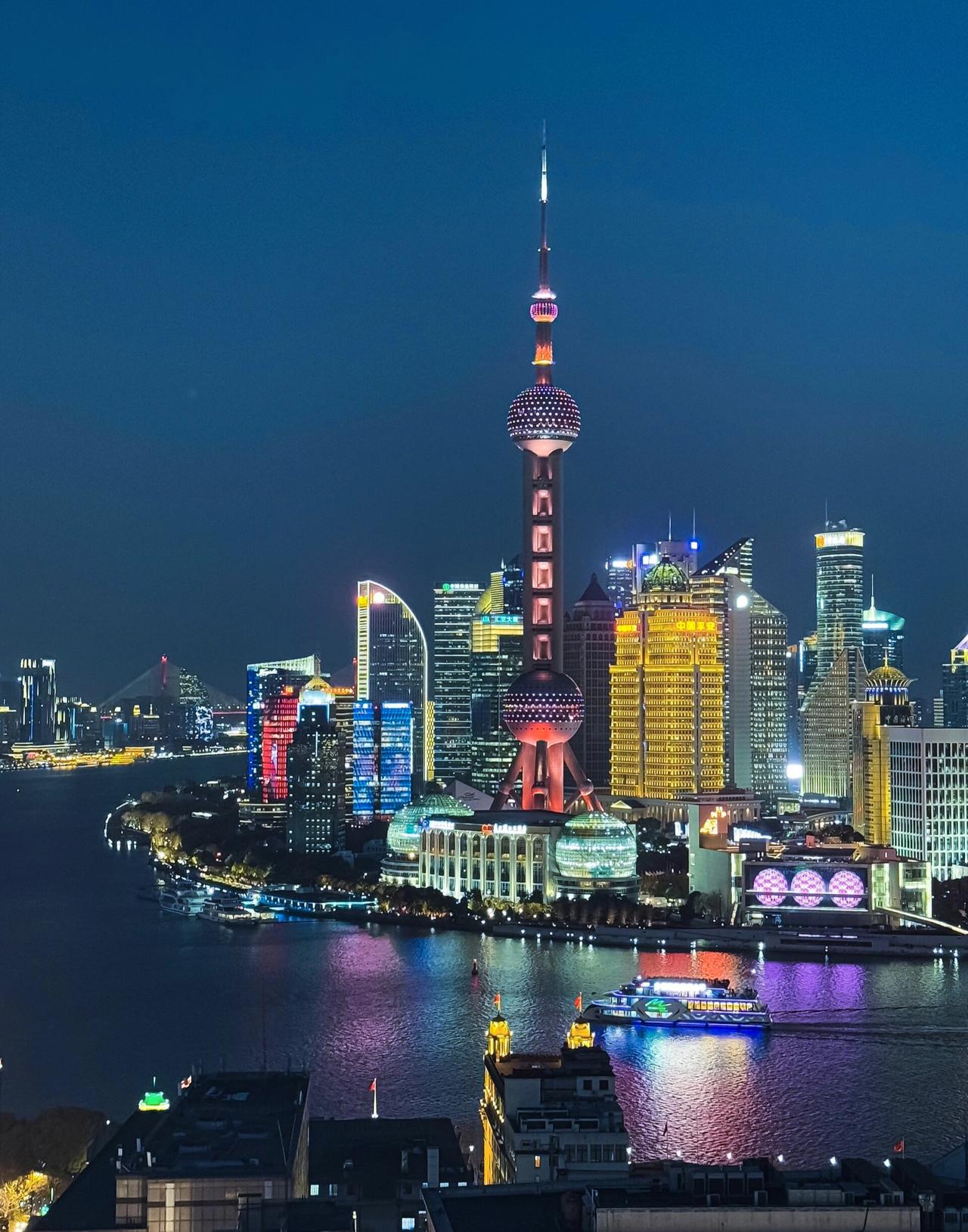 在上海生活了两个月后，再回首往昔在杭州的时光，我真切地感受到了两座城市生活质感的