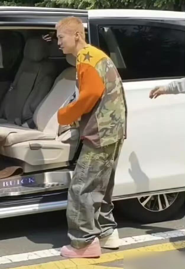 鹿晗体态变化遭吐槽，身体真实状况引热议顶流的尽头，是医院骨科，最近鹿晗的路透