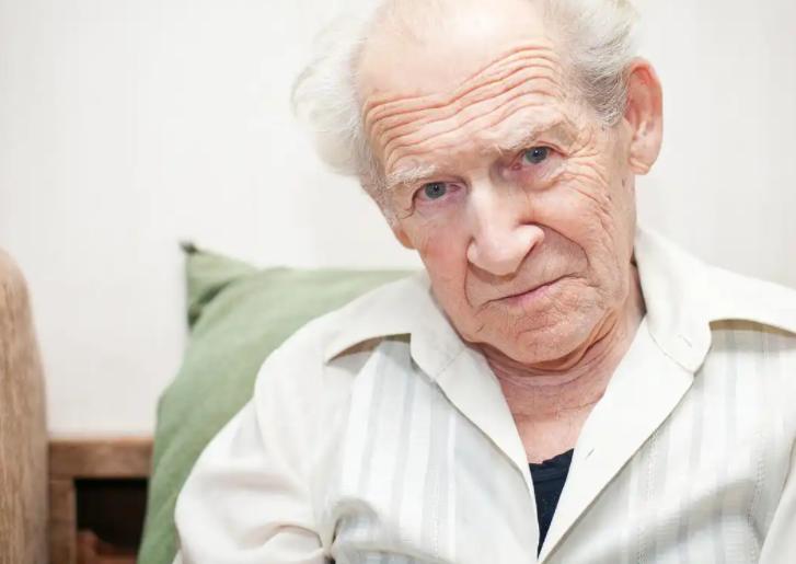 男性衰老的标志：1臭、2大、2小，如果你没有，说明还年轻！ 很多男性判断自己