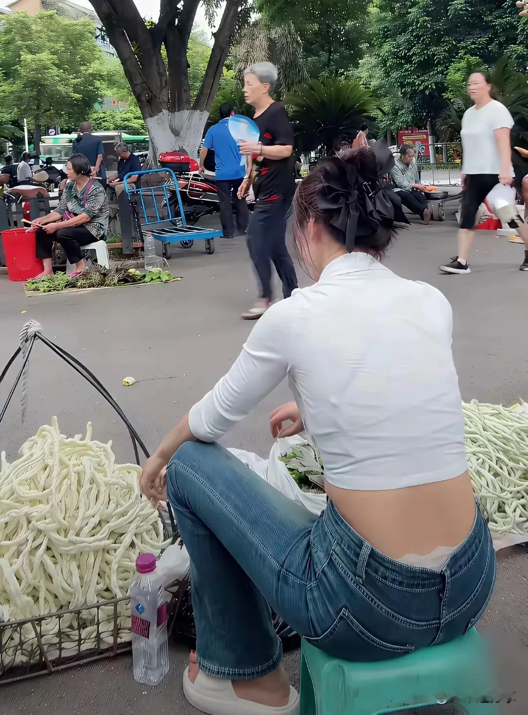 在农村只要勤快一点，农闲时自己种点果蔬，吃不完还能卖。化妆品、指甲油的钱钱不就有