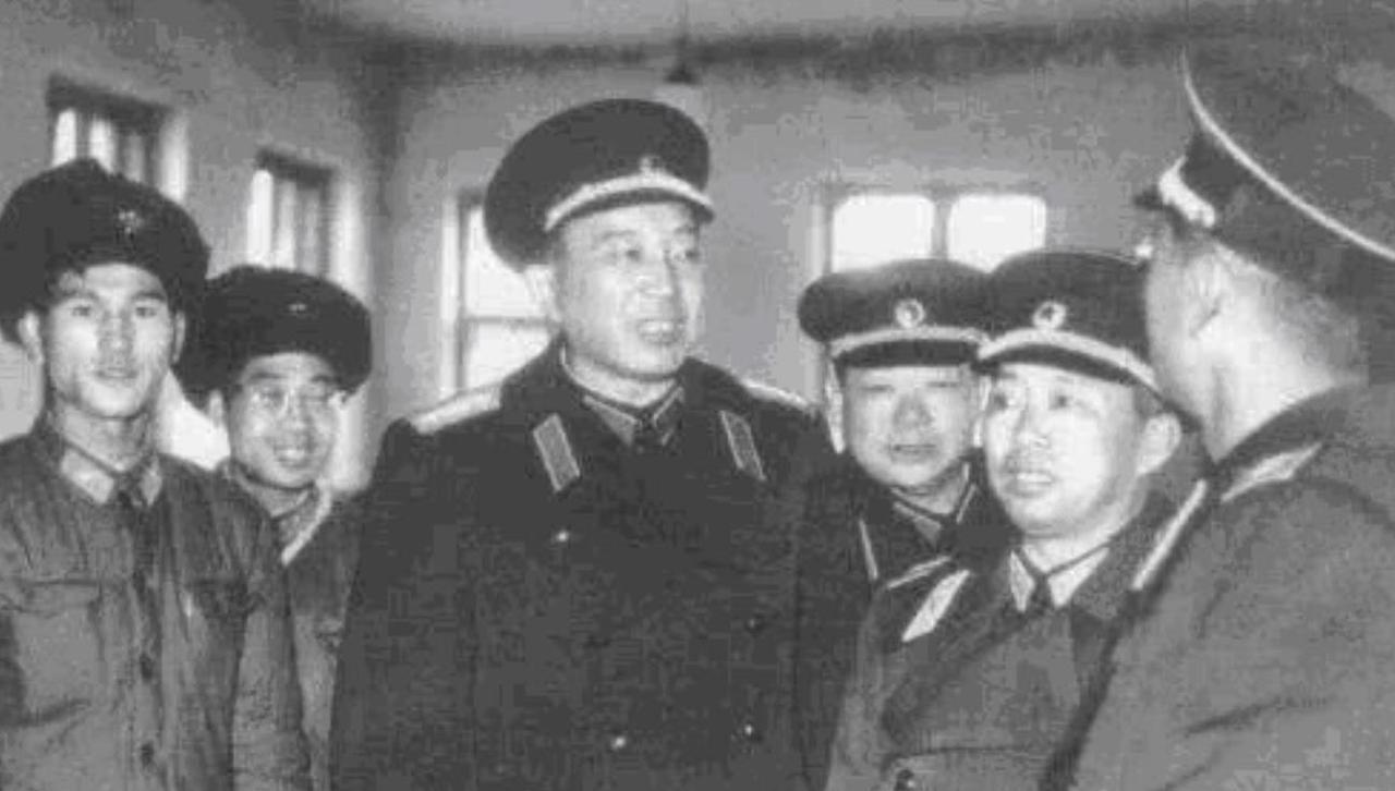 1965年，总参谋长罗瑞卿大将前往上海视察，特意去看望了病重的刘亚楼上将。一见面