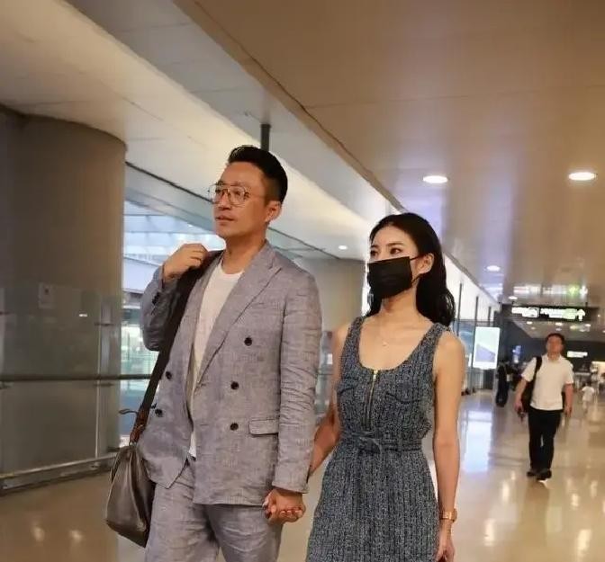 汪小菲带媳妇去国外进修这几天，街拍照满天飞，本以为又是一场满屏人民币的阔太走秀，结果仔细一扒，马筱梅