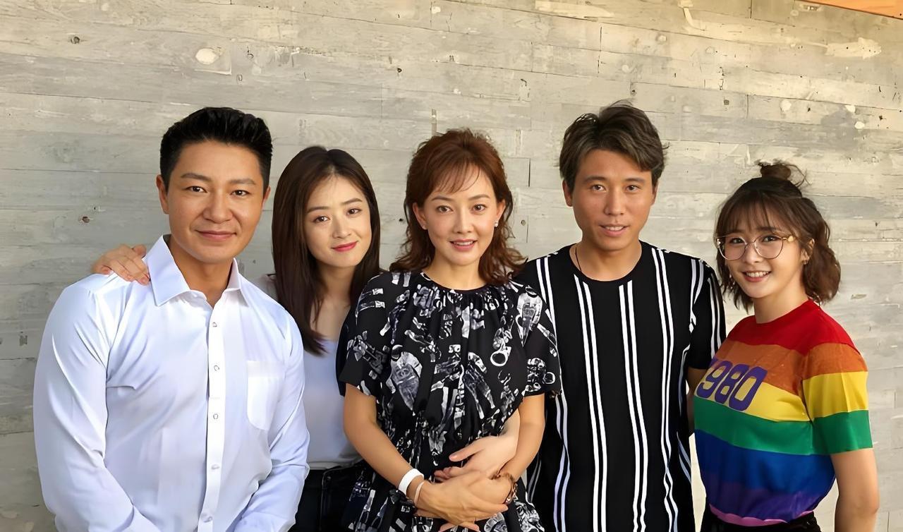 中间这三位我看出来了，有蒋欣，牛莉，李乃文，左右两边的是谁？你看出来了吗？