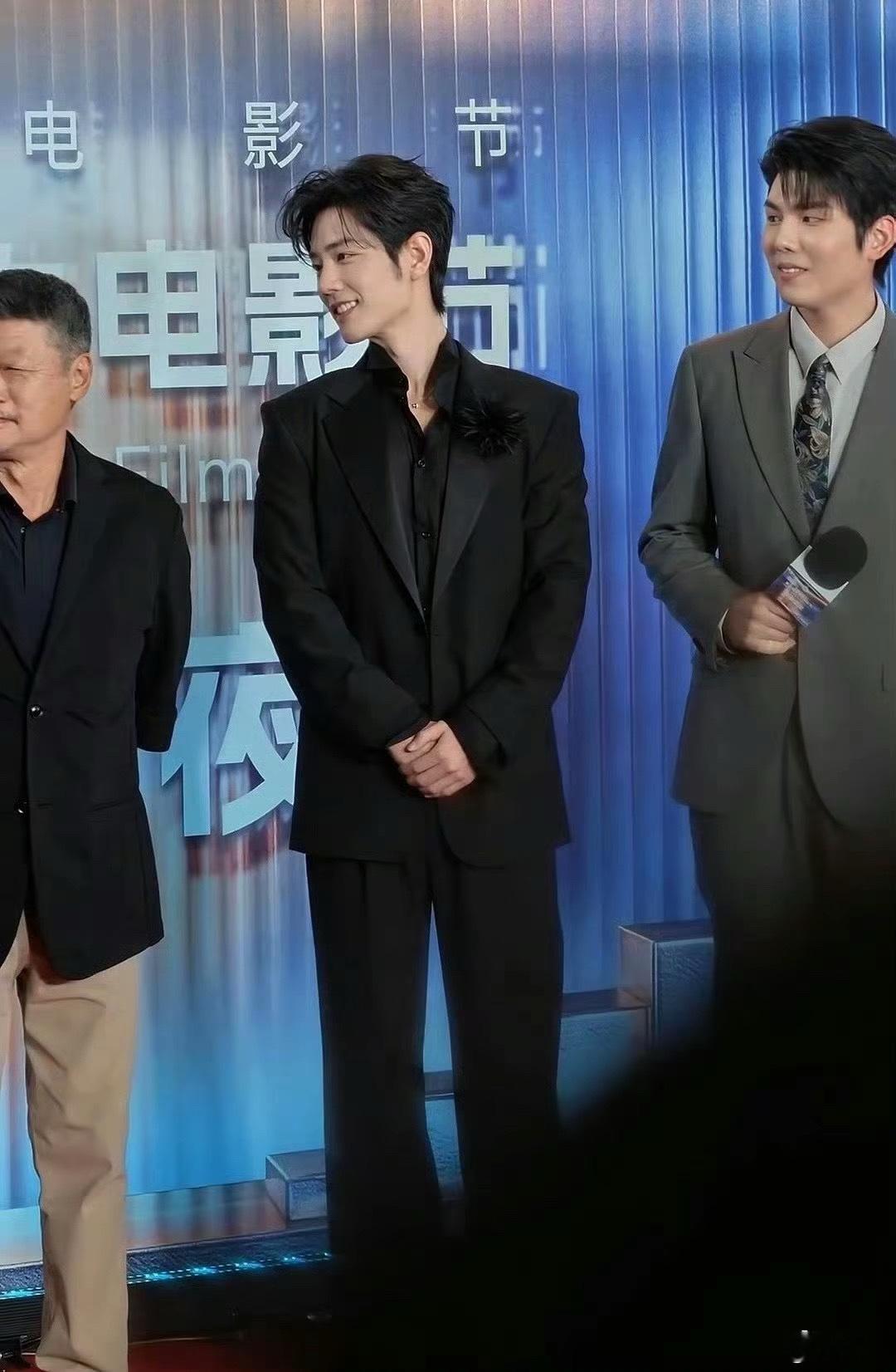 这张动图无滤镜的，肖战状态是真好，高清怼脸拍一点瑕疵皱纹都没有，骨架又小，比例还