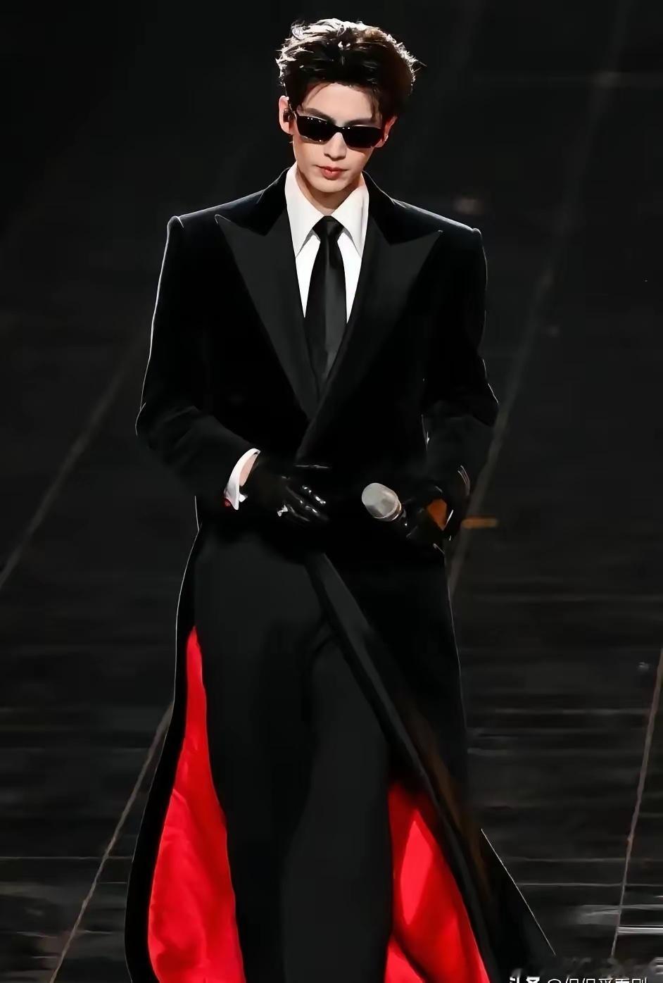 张凌赫现在的处境确实有点不上不下的。今年就两部剧《爱你》和《樱桃琥珀》，口碑都一