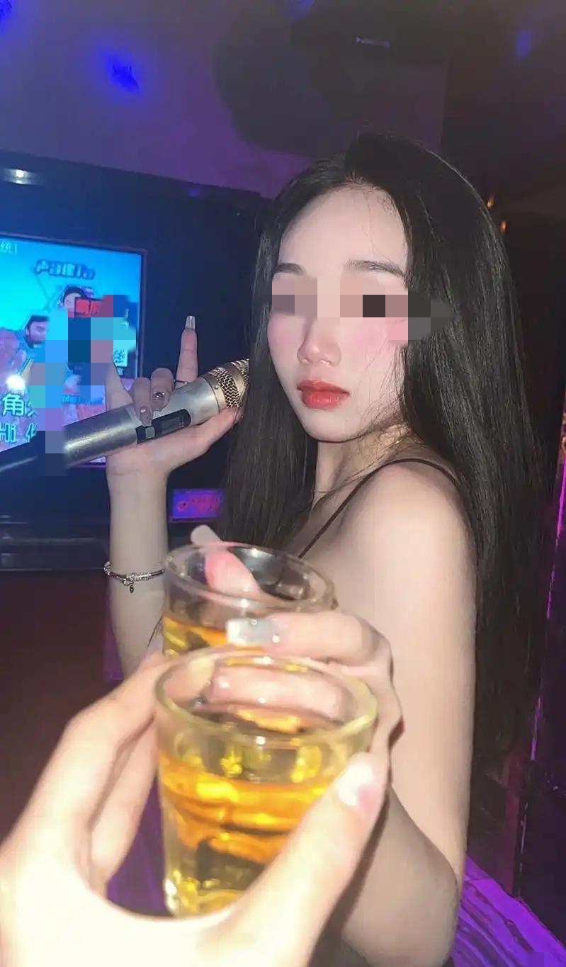 2020年，上海一位女子在KTV庆生，豪气地点了一瓶49800元的路易十三，外加