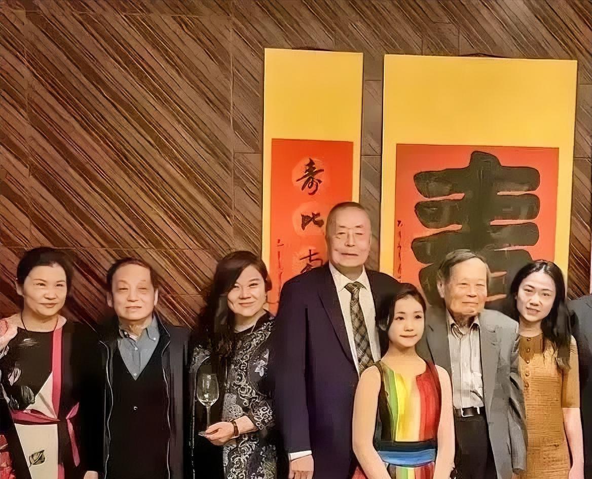 物理学家杨振宁、钢琴大师刘诗昆和美术大师韩美林一行人，在一起的友情合影。
