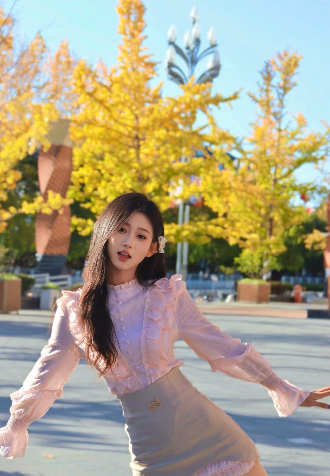 秋日暖阳下，少女轻盈舞动，裙摆飞扬，仿佛置身童话世界。🍂💃🌸