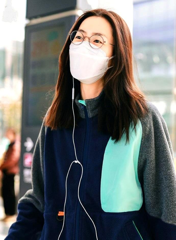 终于搞懂了，为什么刘雯穿廓形夹克显瘦，我穿就像套了个麻袋！她机场这身穿搭，简