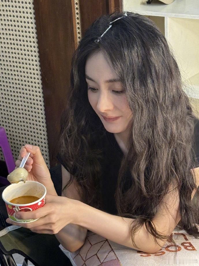 杨幂北电的毕业论文北电看到了杨幂的毕业论文跳出表层表演，深究人物塑造内在逻辑