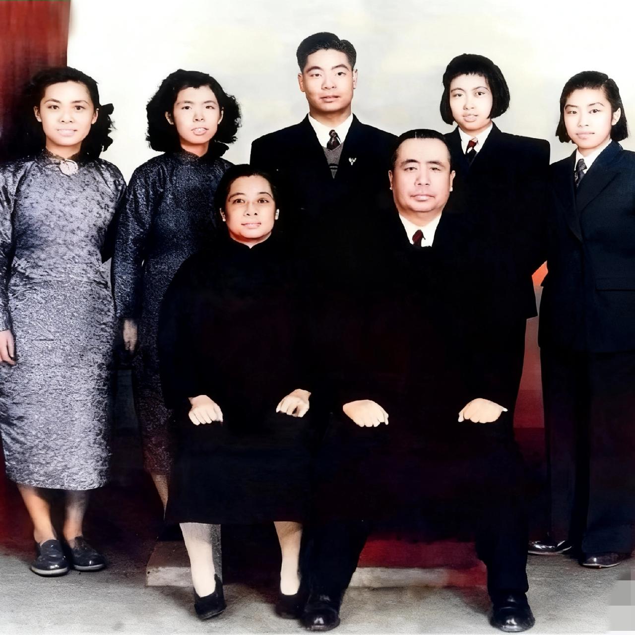 1948年，陈宝仓将军最后一张全家福，照片中的他表情凝重，因为他即将深入龙潭虎穴