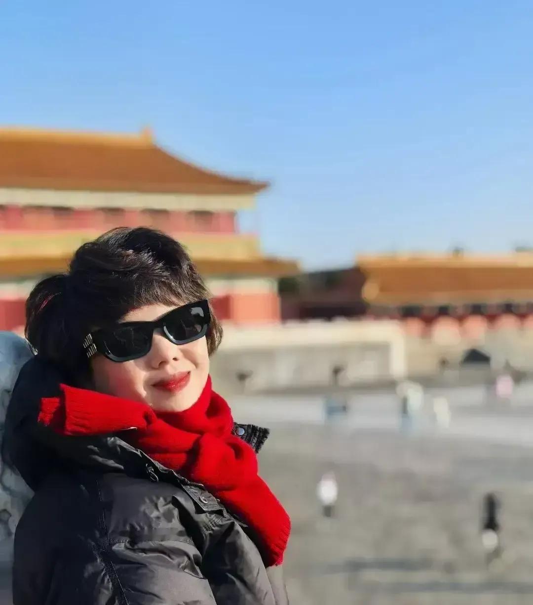 一个女网友在小红书吐槽，她老公看见她穿裙子就贴过来动手动脚，她嫌烦，同事却羡慕得