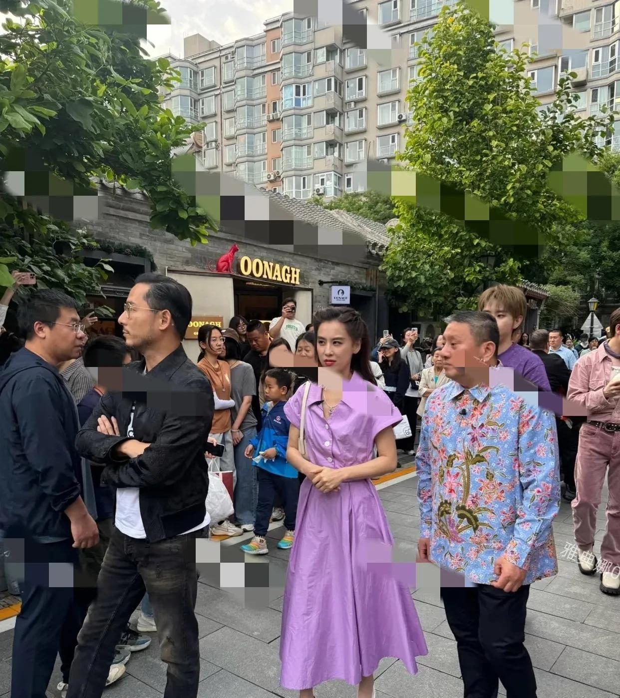 黄圣依的身高真是个谜，光看脸觉得她至少得有168cm，但网友曝光的她的全身照
