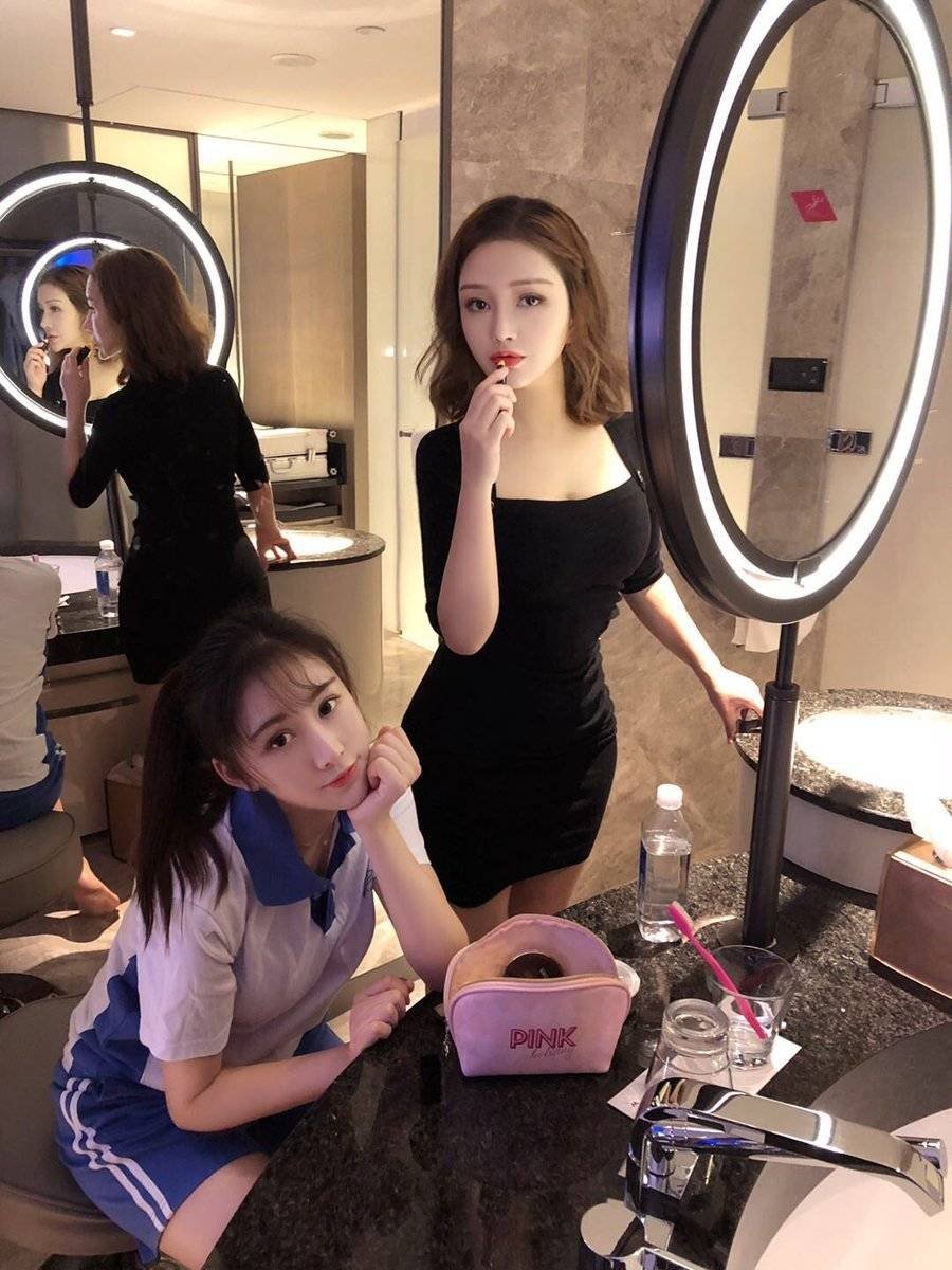 据说这是一对母女，猜猜哪个是妈妈？