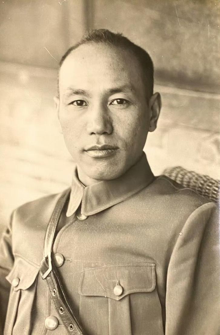 1926年，蒋介石刚刚就职国民革命军总司令时拍摄的一张照片，此时的他意气风发，誓