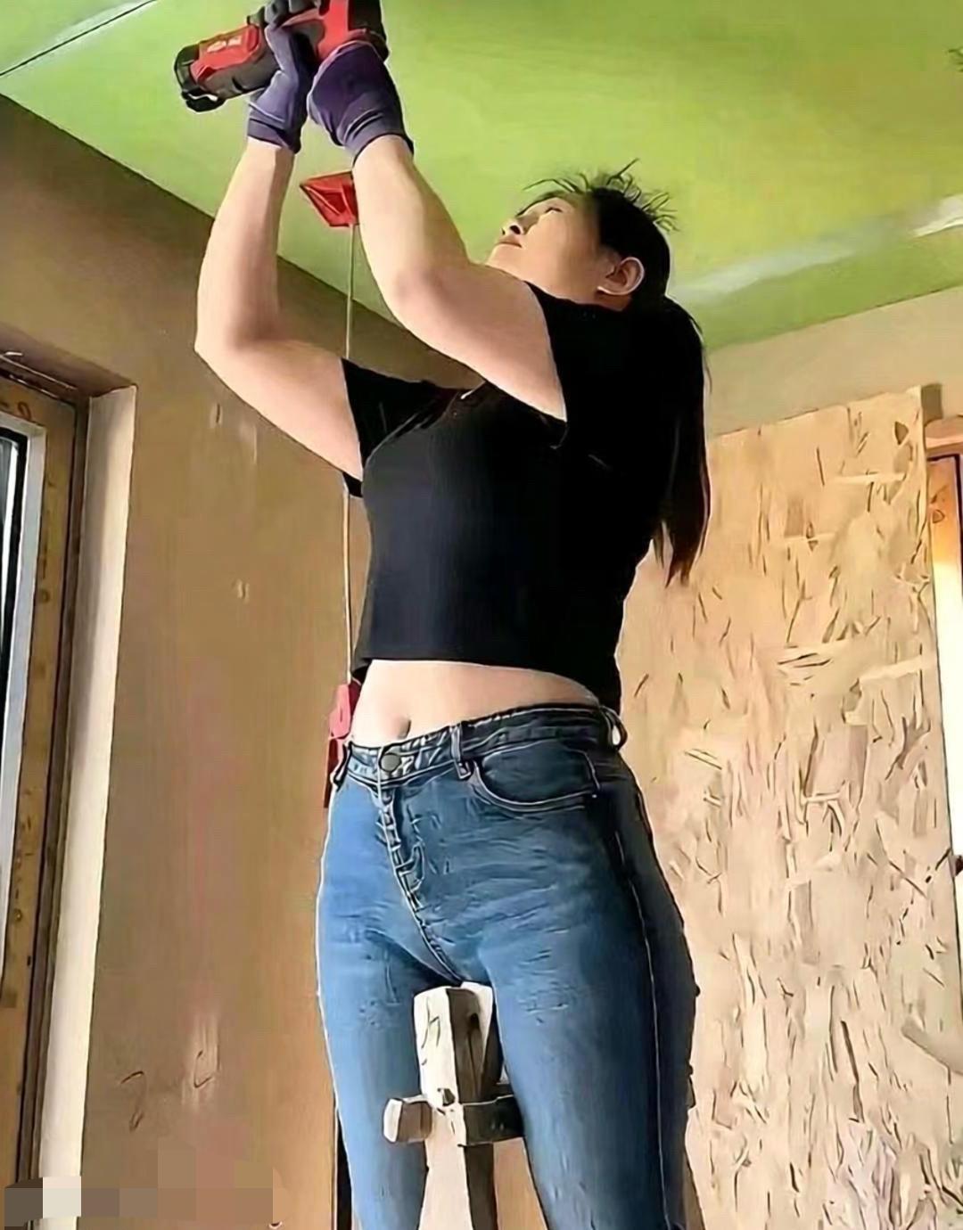 会生孩就算了，她却不让老公干活，她非要替老公到工地干。这样的女人上哪找？