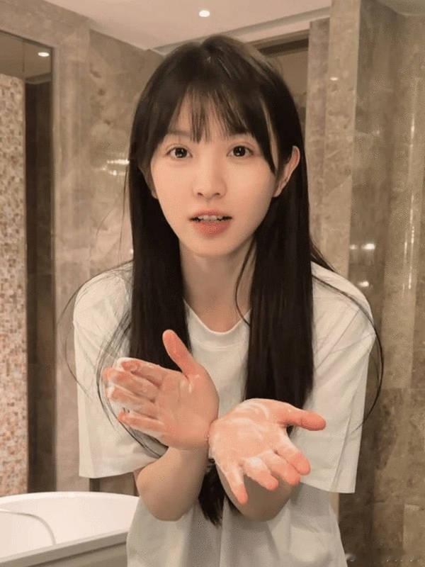 田曦薇素颜辨识度没那么高了，笑起来之后才认出来[笑着哭]​​​​