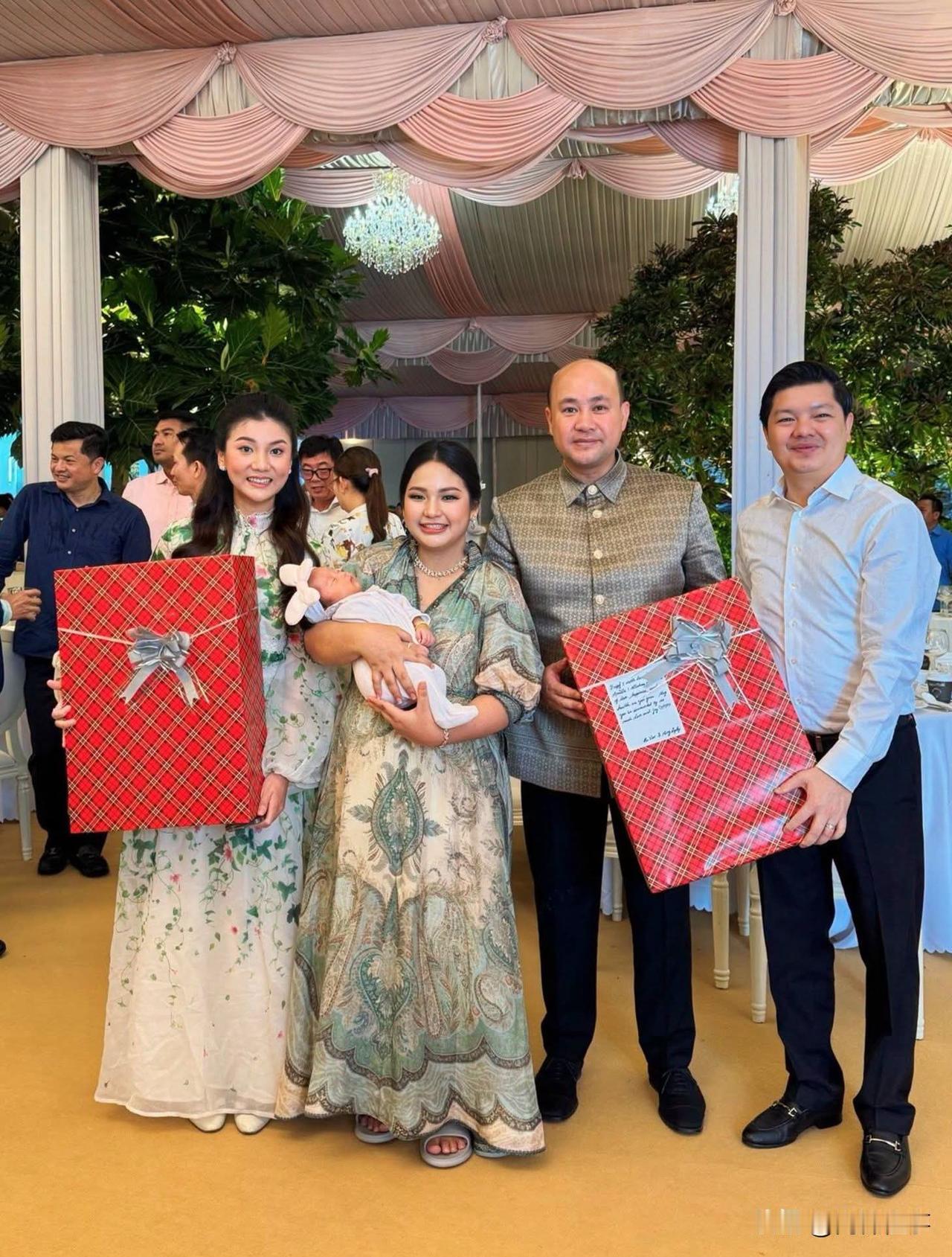 柬埔寨洪森小孙女、洪玛尼和蔡童迪的第一个女儿Amialia满月仪式。