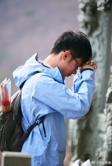 填志愿像把青春折成纸飞机，往看不清的远方丢出去。想去辽宁大孤山，在山顶吹一吹风，