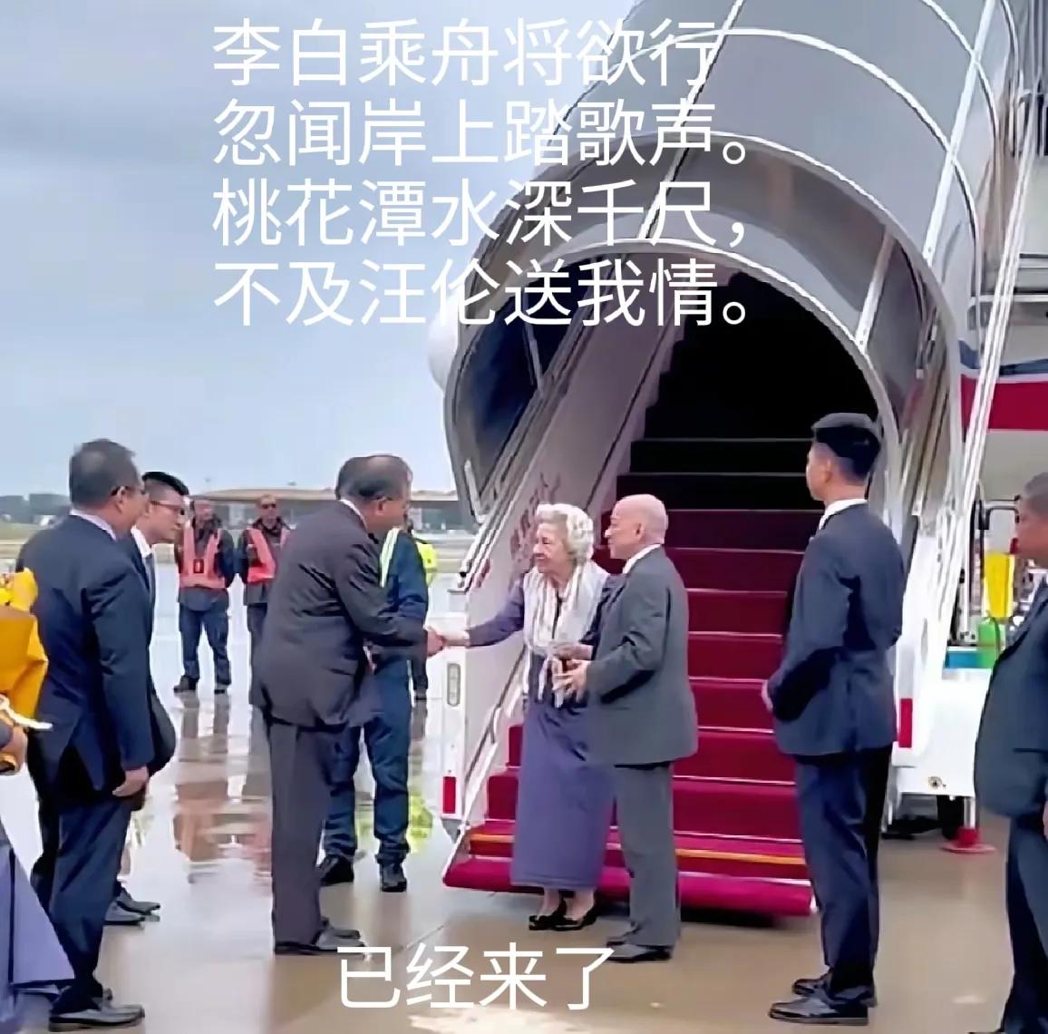 国王就是国王，命令洪森给他管好柬埔寨，就提前10来天来了。 8月初，泰国军队